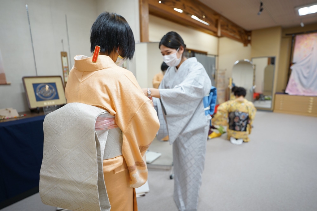 きもの着方教室で、着付けを直す