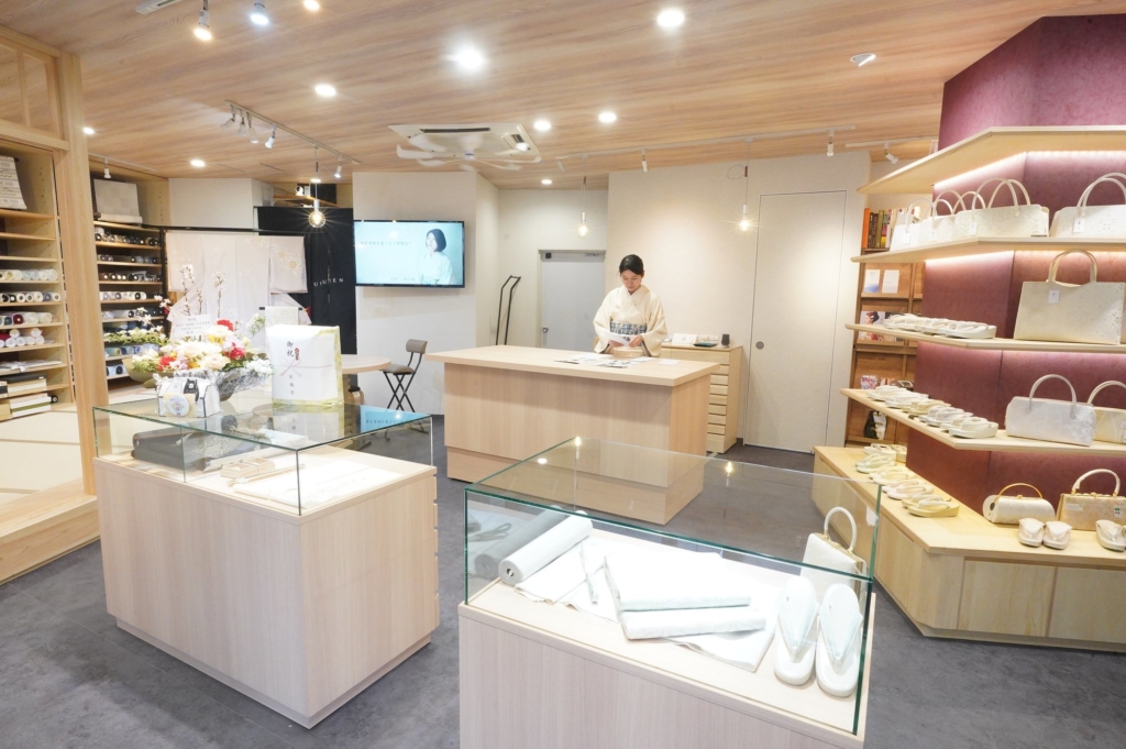 店内には、礼装用の草履やバッグが並ぶ